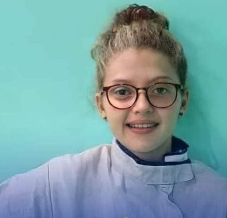 التلميذة التي تعرضت للطرد بسبب تصفيفة شعرها المجعد