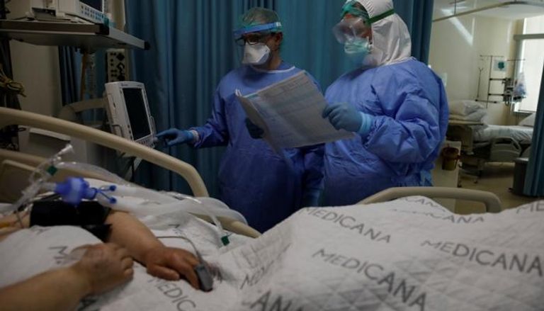 طبيب يتفقد مريض كورونا بأحد المستفشيات التركية