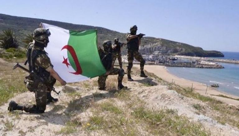 ضباط جزائريون في مناورات عسكرية بحرية وجوية وبرية - أرشيفية