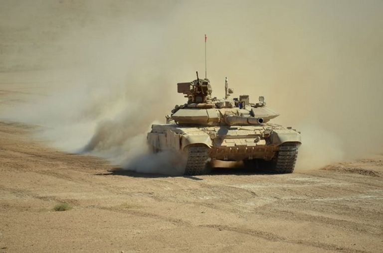 مناورات عسكرية برية بالدبابات جنوب الجزائر ضباط جزائريون في مناورات عسكرية بحرية وجوية وبرية - أرشيفية