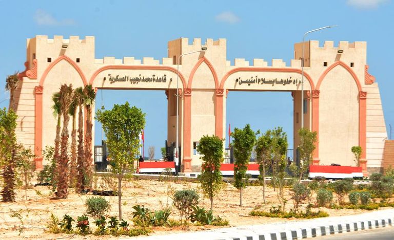 مدخل قاعدة محمد نجيب العسكرية جيوش 6 دول عربية تشارك في التدريب الذي تستضيفه مصر