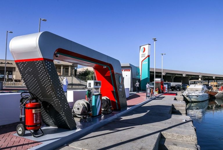 محطة خدمة بحرية  لتزويد الوقود تابعة لـ إينوك الإماراتية
