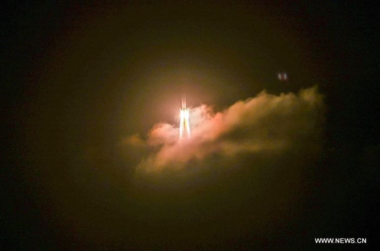 الصين تنجح في إطلاق مسبار لجمع عينات من القمر