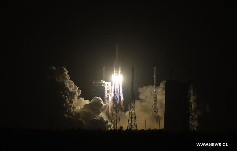 الصين تنجح في إطلاق مسبار لجمع عينات من القمر