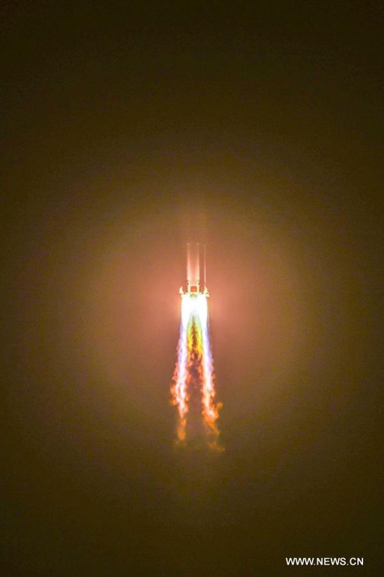 الصين تنجح في إطلاق مسبار لجمع عينات من القمر