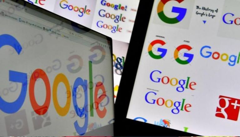 شعار شركة جوجل على شاشة لابتوب