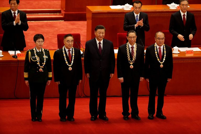 تشين وي أثناء تكريمها أحد أعضاء الغرف الطبية أثناء عملها