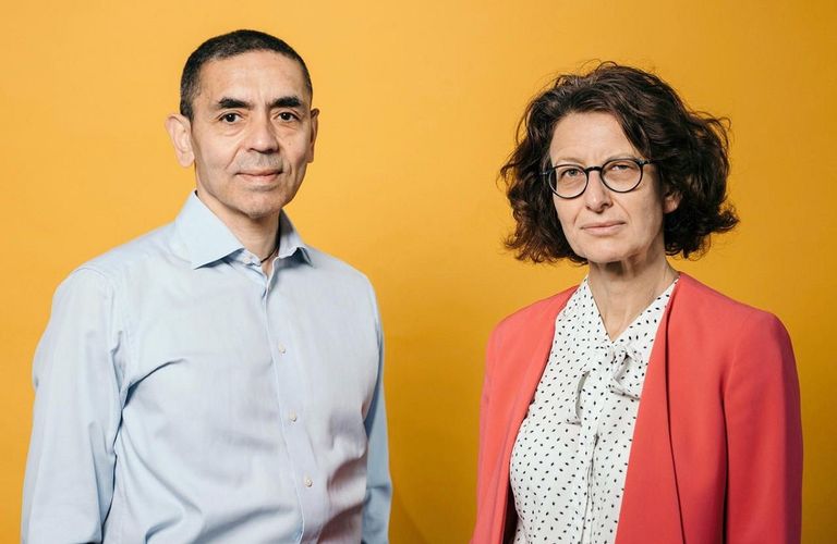 تورجي مع زوجها أحد أعضاء الغرف الطبية أثناء عملها