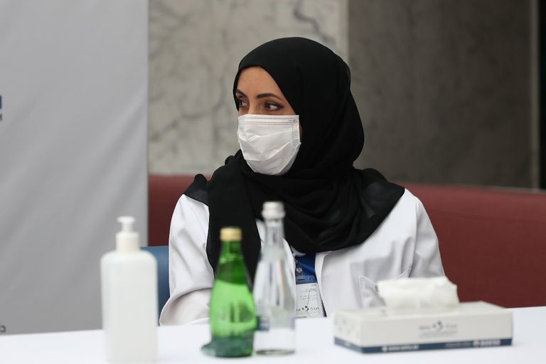 أحد أعضاء الغرف الطبية أثناء عملها