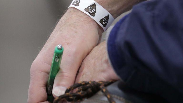 أساور معصم مراقبي الانتخابات كانت تحمل رموزا تعبيرية