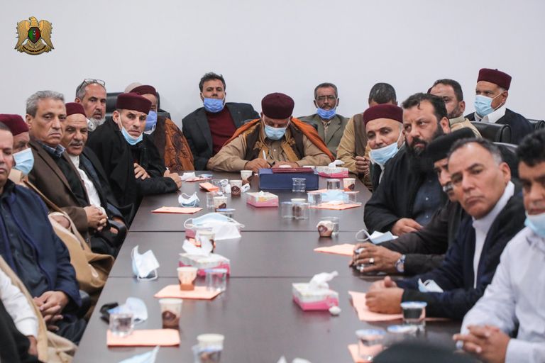 حفتر مع شيوخ قبيلتي المنفة والقطعان