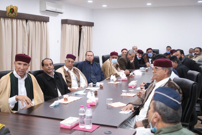 حفتر مع شيوخ قبيلتي المنفة والقطعان