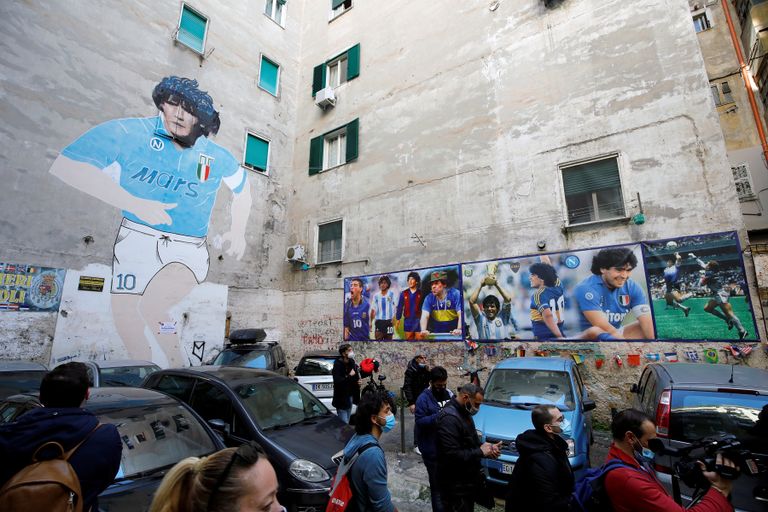 الجماهير تبكي على رحيل مارادونا