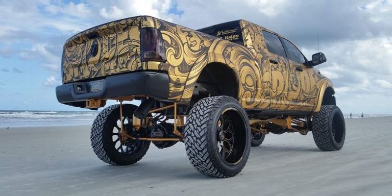 طراز معدل باسم Grandma’s Curtains الشاحنة تحمل رسومات لوجوه مستوحاة من هوليوود