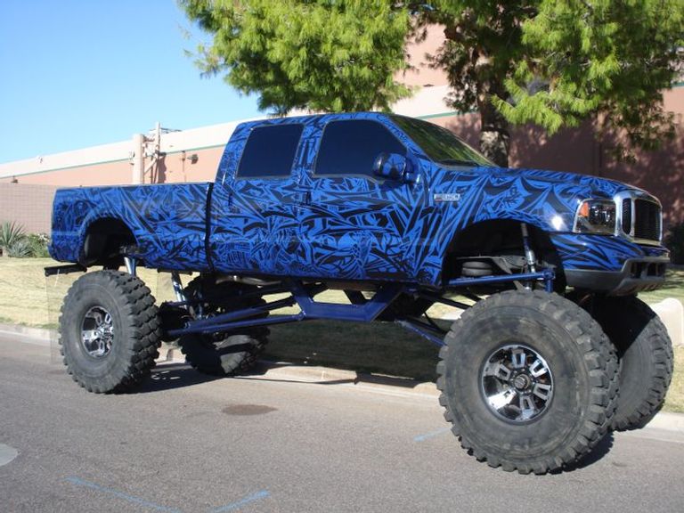 طراز معدل باسم Blue Zebra الشاحنة تحمل رسومات لوجوه مستوحاة من هوليوود