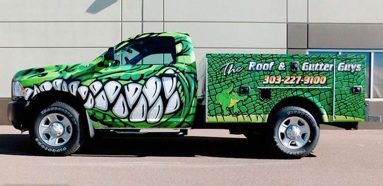 شاحنة رام معدلة الشاحنة تحمل رسومات لوجوه مستوحاة من هوليوود