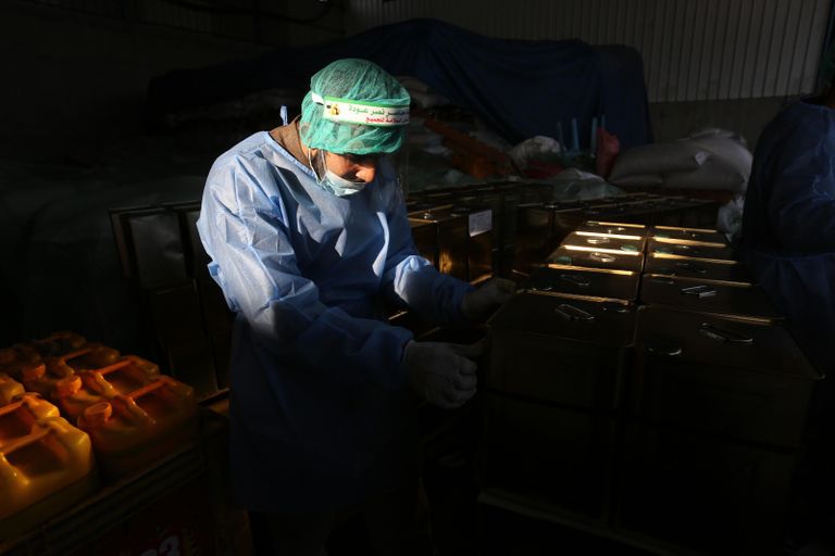 عمال فلسطينيون يجهزون أول شحنة زيت للتصدير