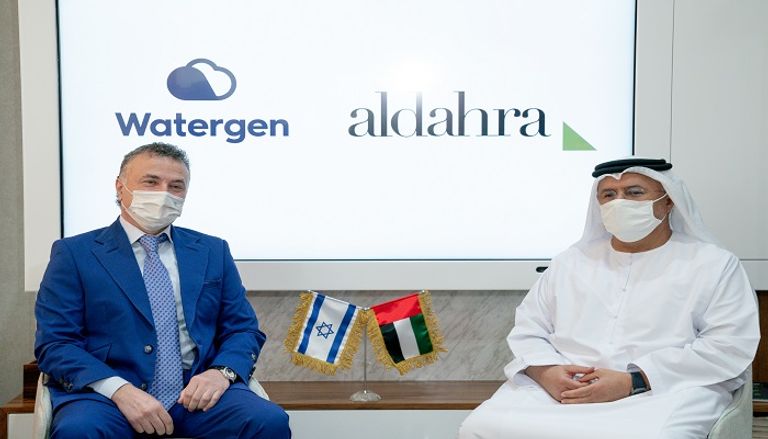 جانب من توقيع الاتفاقية 