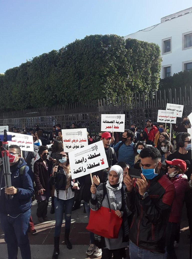 إعلاميون تونسيون يعتصمون أمام مقر الحكومة