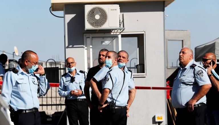 عناصر بالشرطة الإسرائيلية يرتدون كمامات للوقاية من فيروس كورونا