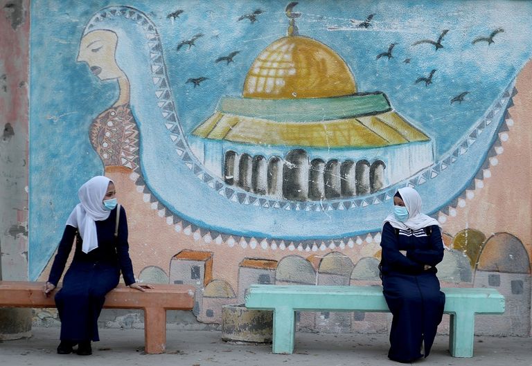 عناصر بالشرطة الإسرائيلية يرتدون كمامات للوقاية من فيروس كورونا