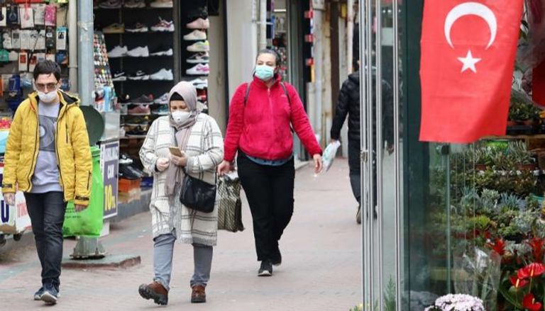 أشخاص يرتدون كمامات للوقاية من فيروس كورونا في تركيا