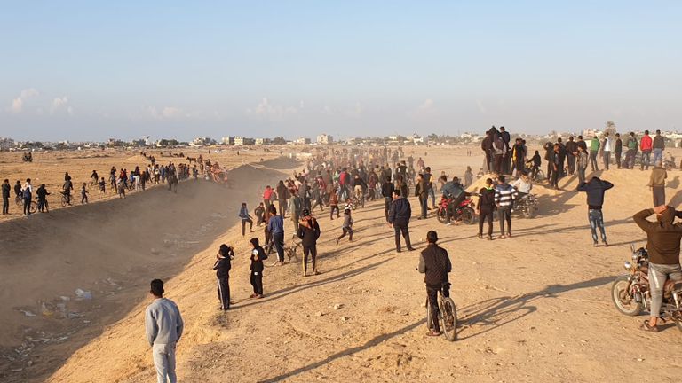 مدرجات المطار تحولت إلى مضمار سباق