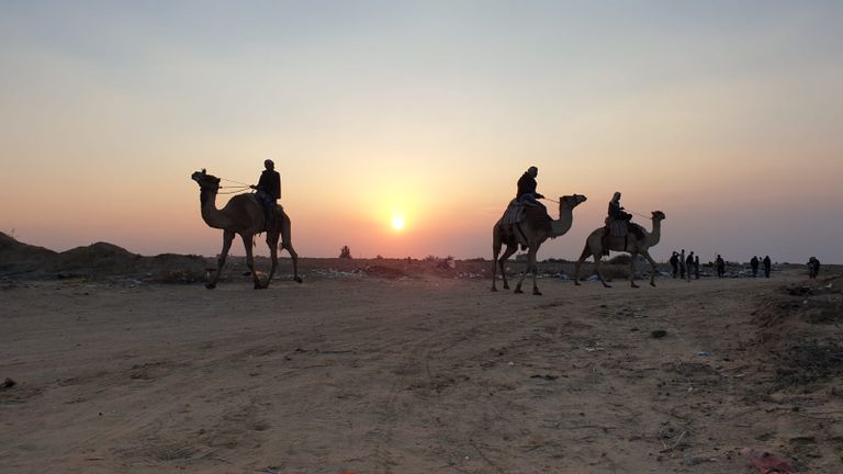 مدرجات المطار تحولت إلى مضمار سباق