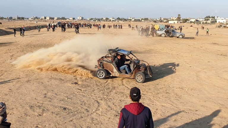 مدرجات المطار تحولت إلى مضمار سباق