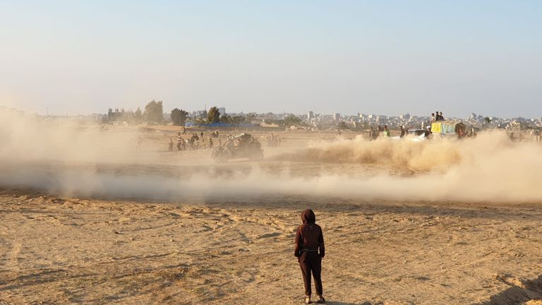 مدرجات المطار تحولت إلى مضمار سباق