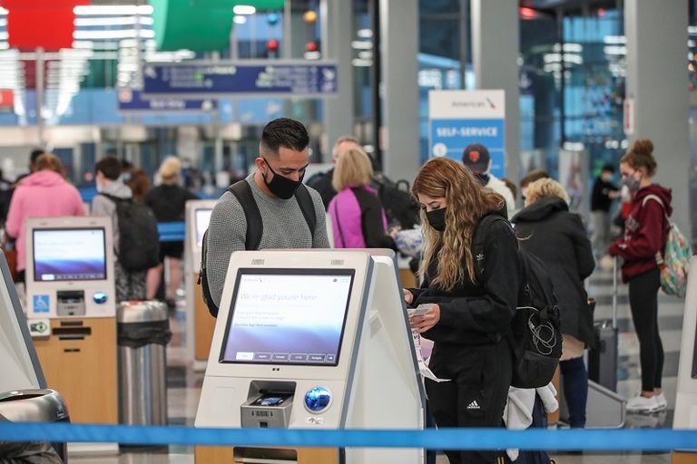أمريكيون في مطار ريجان الدولي