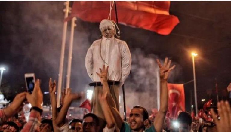 أنصار أردوغان يرفعون دمية يتم إعدامها في إشارة للخصوم السياسيين