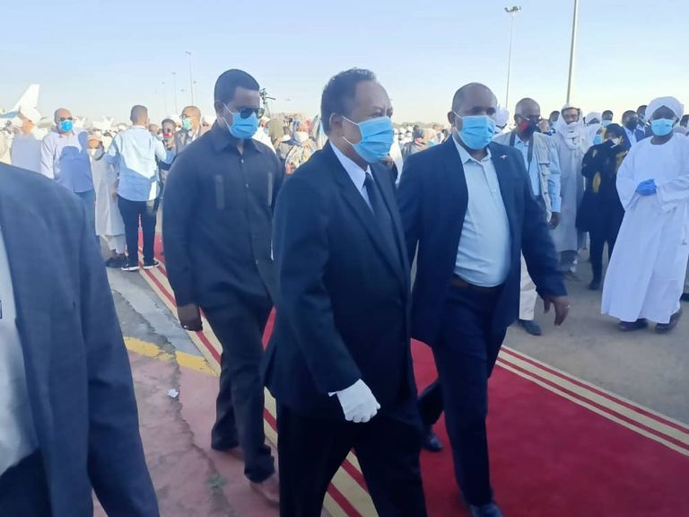 رئيس وزراء السودان على رأس مستقبلي جثمان الإمام حرس الشرف في استقبال جثمان الصادق المهدي