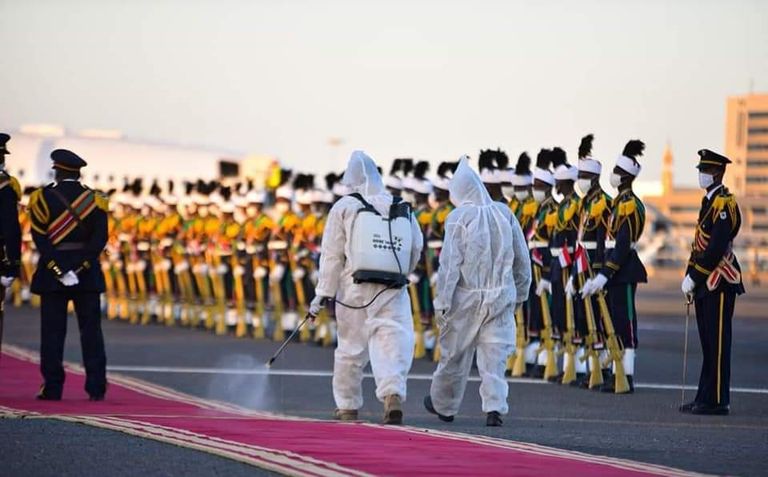 فيروس كورونا يفرض حضوره في جنازة الصادق المهدي السودان يشيع الصادق المهدي