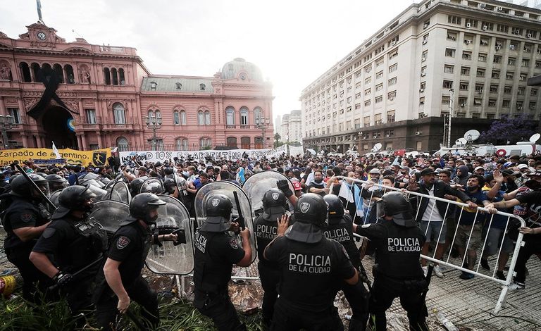 اشتباكات بين الجماهير والشرطة في جنازة مارادونا  اشتباكات على هامش جنازة مارادونا