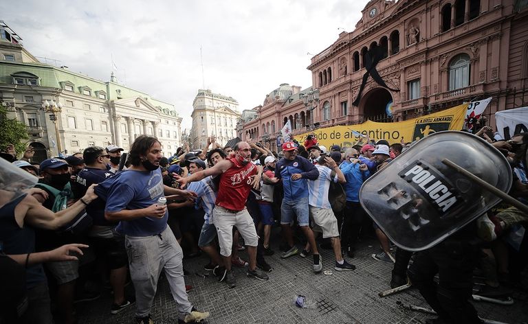 اشتباكات بين الجماهير والشرطة في جنازة مارادونا  اشتباكات على هامش جنازة مارادونا