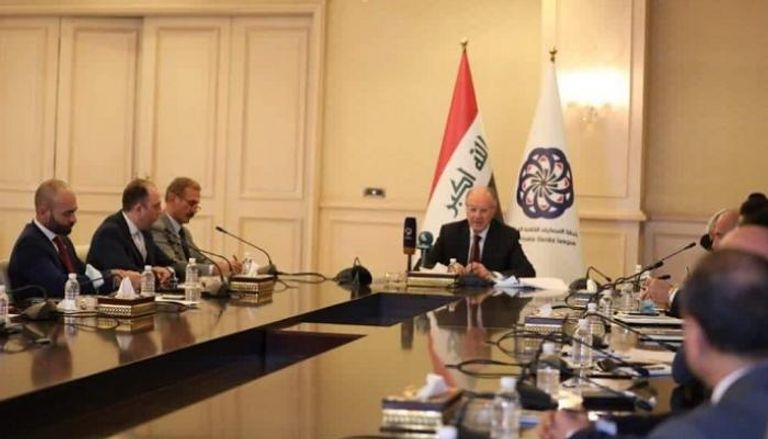 وزير المالية العراقي خلال اجتماع مع هيئة المصارف الحكومية