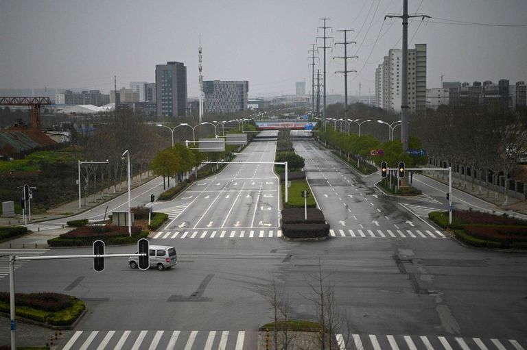 شاب يرتدي كمامة للوقاية من فيروس كورونا