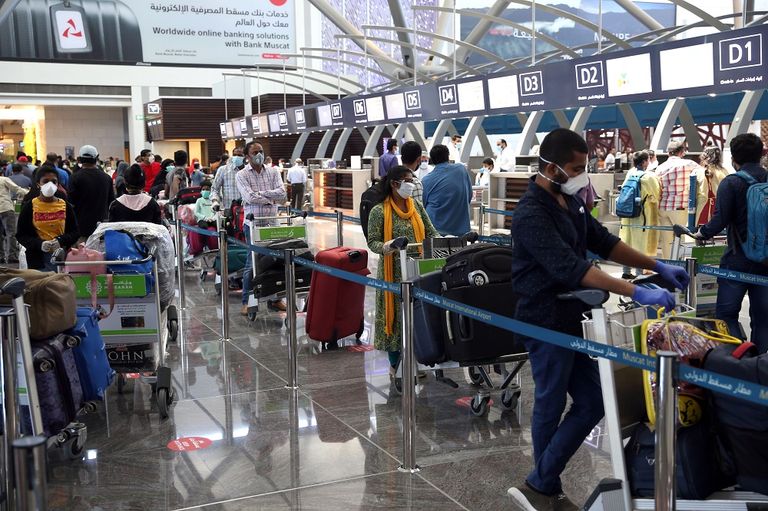 شاب يرتدي كمامة للوقاية من فيروس كورونا