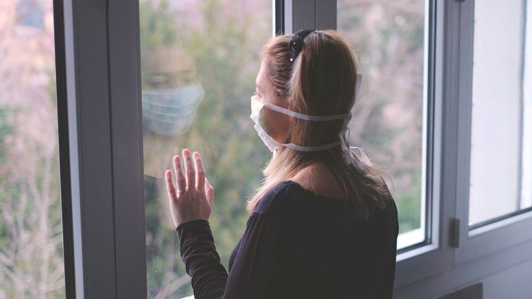 شاب يرتدي كمامة للوقاية من فيروس كورونا