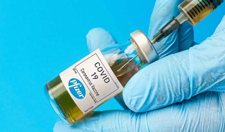 شاب يرتدي كمامة للوقاية من فيروس كورونا