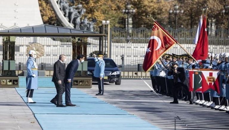 أمير قطر خلال الانحناء أمام العلم التركي