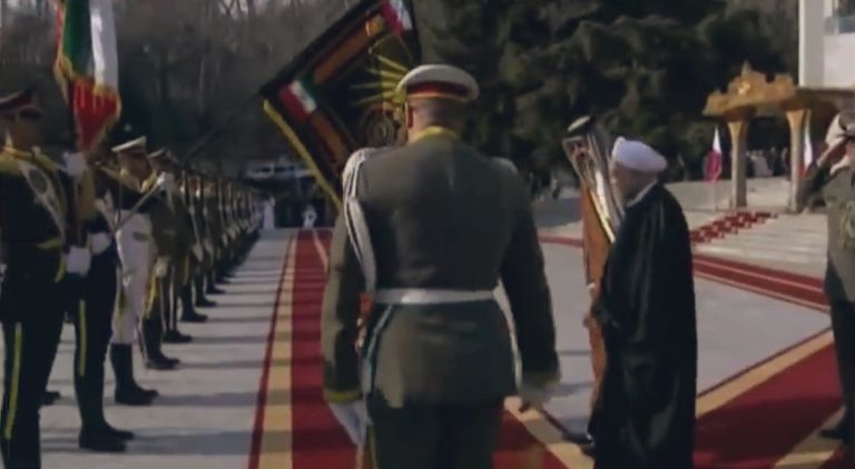 أمير قطر خلال الانحناء أمام العلم التركي