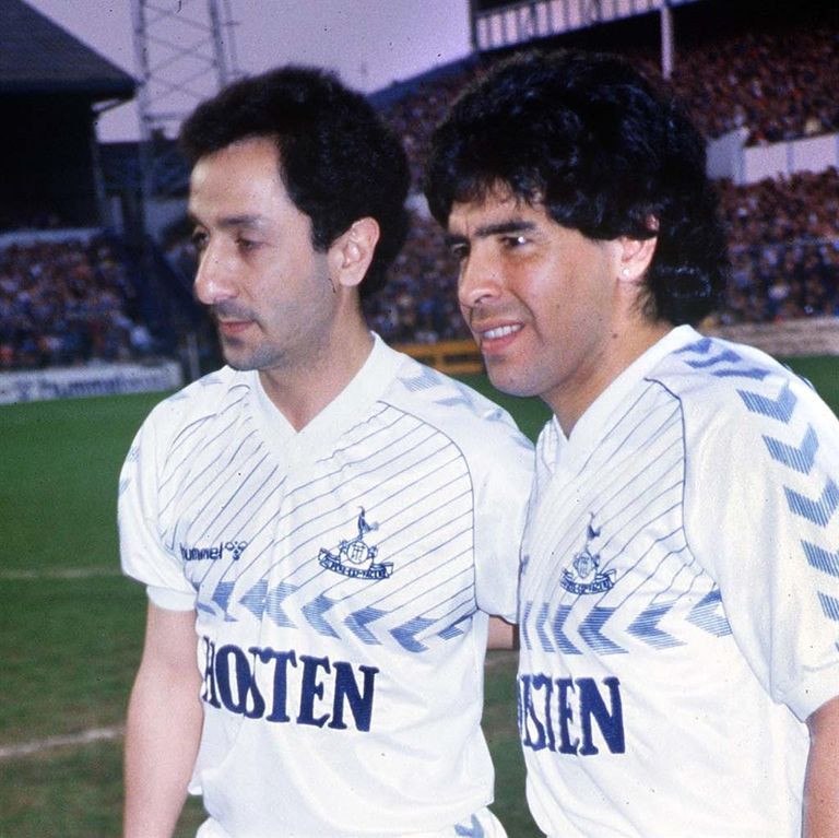 مارادونا وبيلسا دييجو مارادونا أسطورة الكرة الأرجنتينية