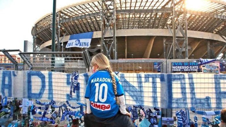 مدينة نابولي حزينة على رحيل مارادونا دييجو مارادونا أسطورة الكرة الأرجنتينية