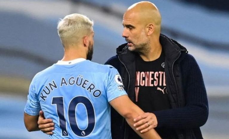 جوارديولا مدرب مانشستر سيتي ومهاجمه أجويرو جوارديولا مدرب مانشستر سيتي ومهاجمه أجويرو