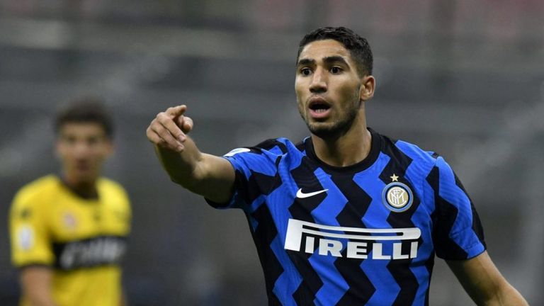 أشرف حكيمي لاعب إنتر ميلان الإيطالي أشرف حكيمي لاعب إنتر ميلان الإيطالي مع مدربه كونتي