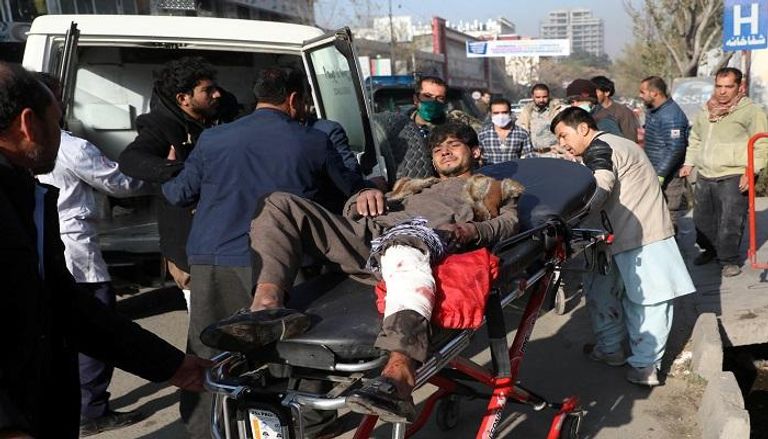 مصاب في انفجار كابول أمام سيارة الإسعاف