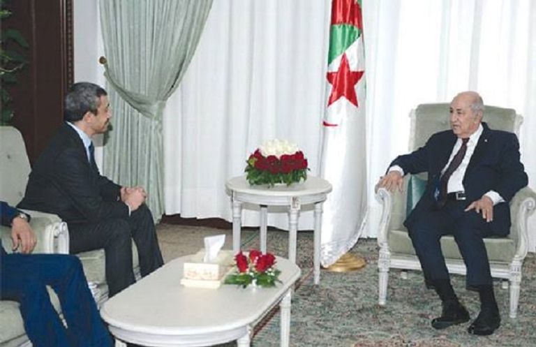 الرئيس الجزائري ووزير الخارجية الإماراتي وزيرا خارجية الإمارات والجزائر خلال لقاء سابق