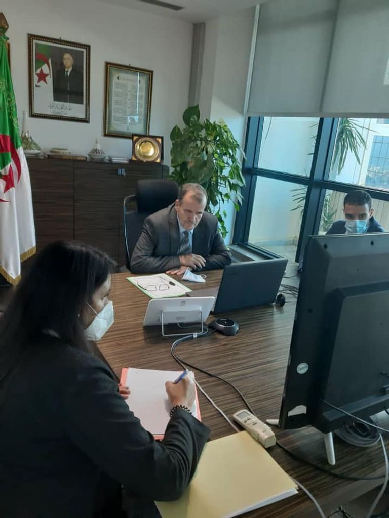 اللقاء الذي جمع وزير التجارة الجزائري بالسفير الإماراتي وزيرا خارجية الإمارات والجزائر خلال لقاء سابق